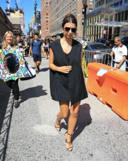 Emily Ratajkowski feet photo thumbnail