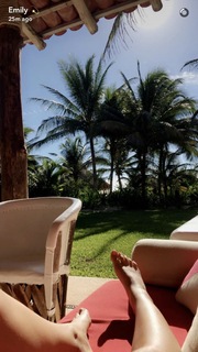 Emily Ratajkowski feet photo thumbnail