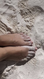 Emily Ratajkowski feet photo thumbnail