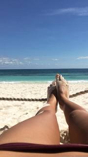 Emily Ratajkowski feet photo thumbnail