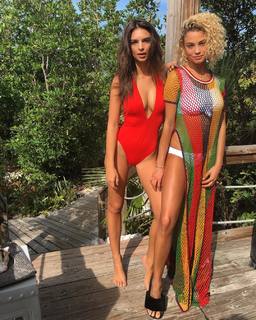 Emily Ratajkowski feet photo thumbnail