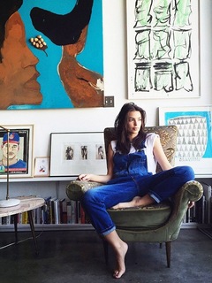 Emily Ratajkowski feet photo thumbnail