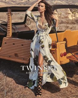 Emily Ratajkowski feet photo thumbnail
