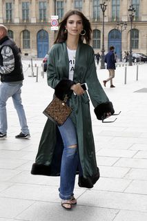 Emily Ratajkowski feet photo thumbnail
