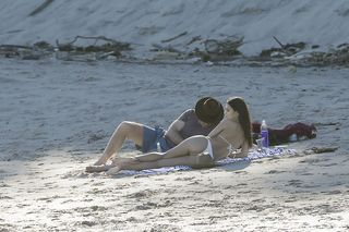 Emily Ratajkowski feet photo thumbnail