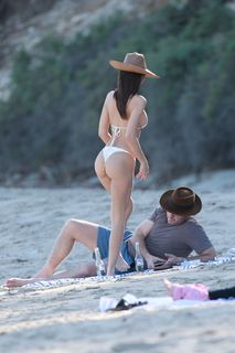 Emily Ratajkowski feet photo thumbnail