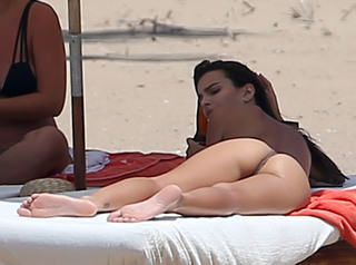 Emily Ratajkowski feet photo thumbnail