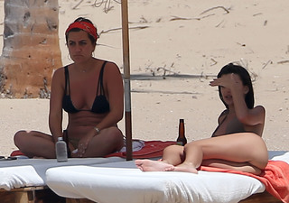 Emily Ratajkowski feet photo thumbnail