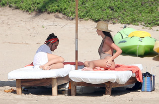 Emily Ratajkowski feet photo thumbnail