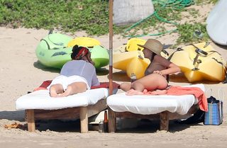 Emily Ratajkowski feet photo thumbnail