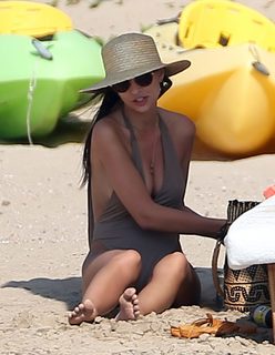 Emily Ratajkowski feet photo thumbnail