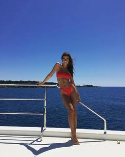 Emily Ratajkowski feet photo thumbnail