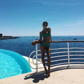 Emily Ratajkowski feet photo thumbnail