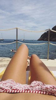 Emily Ratajkowski feet photo thumbnail