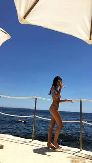 Emily Ratajkowski feet photo thumbnail