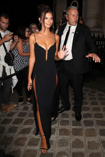 Emily Ratajkowski feet photo thumbnail