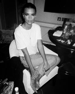Emily Ratajkowski feet photo thumbnail