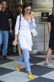 Emily Ratajkowski feet photo thumbnail