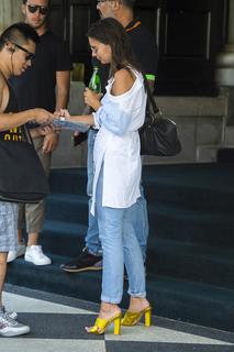 Emily Ratajkowski feet photo thumbnail