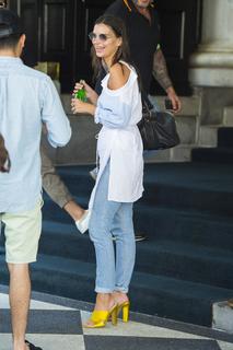 Emily Ratajkowski feet photo thumbnail