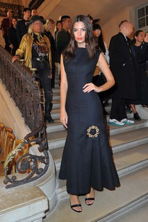 Emily Ratajkowski feet photo thumbnail