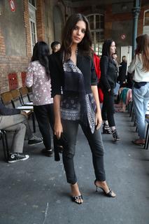 Emily Ratajkowski feet photo thumbnail