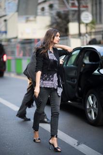 Emily Ratajkowski feet photo thumbnail