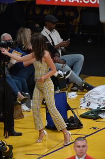 Emily Ratajkowski feet photo thumbnail
