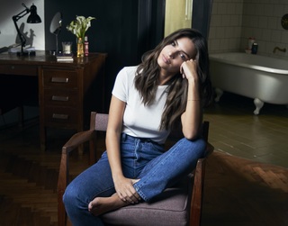 Emily Ratajkowski feet photo thumbnail