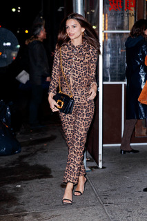 Emily Ratajkowski feet photo thumbnail
