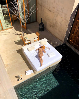 Emily Ratajkowski feet photo thumbnail