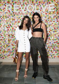 Emily Ratajkowski feet photo thumbnail