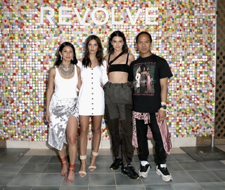 Emily Ratajkowski feet photo thumbnail