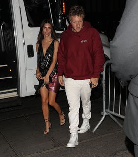 Emily Ratajkowski feet photo thumbnail
