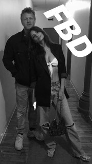 Emily Ratajkowski feet photo thumbnail
