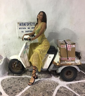 Emily Ratajkowski feet photo thumbnail