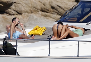 Emily Ratajkowski feet photo thumbnail