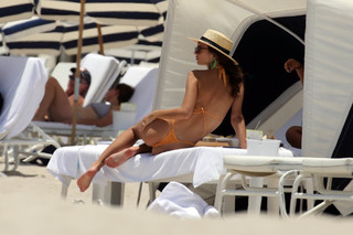 Emily Ratajkowski feet photo thumbnail