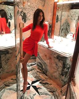 Emily Ratajkowski feet photo thumbnail