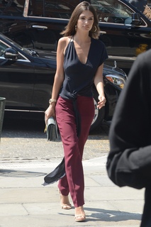 Emily Ratajkowski feet photo thumbnail