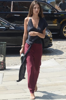 Emily Ratajkowski feet photo thumbnail