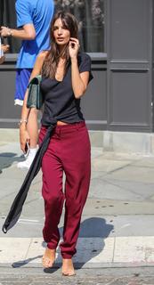 Emily Ratajkowski feet photo thumbnail