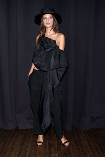 Emily Ratajkowski feet photo thumbnail
