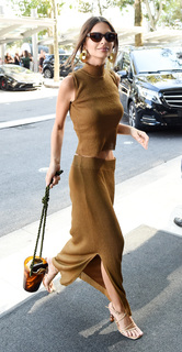Emily Ratajkowski feet photo thumbnail