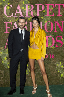 Emily Ratajkowski feet photo thumbnail
