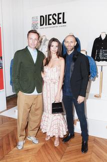 Emily Ratajkowski feet photo thumbnail