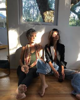 Emily Ratajkowski feet photo thumbnail