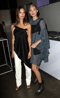 Emily Ratajkowski feet photo thumbnail