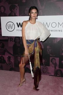 Emily Ratajkowski feet photo thumbnail