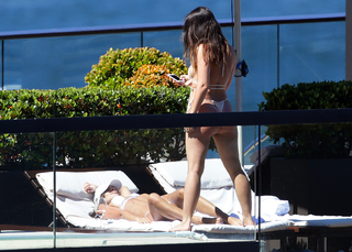 Emily Ratajkowski feet photo thumbnail